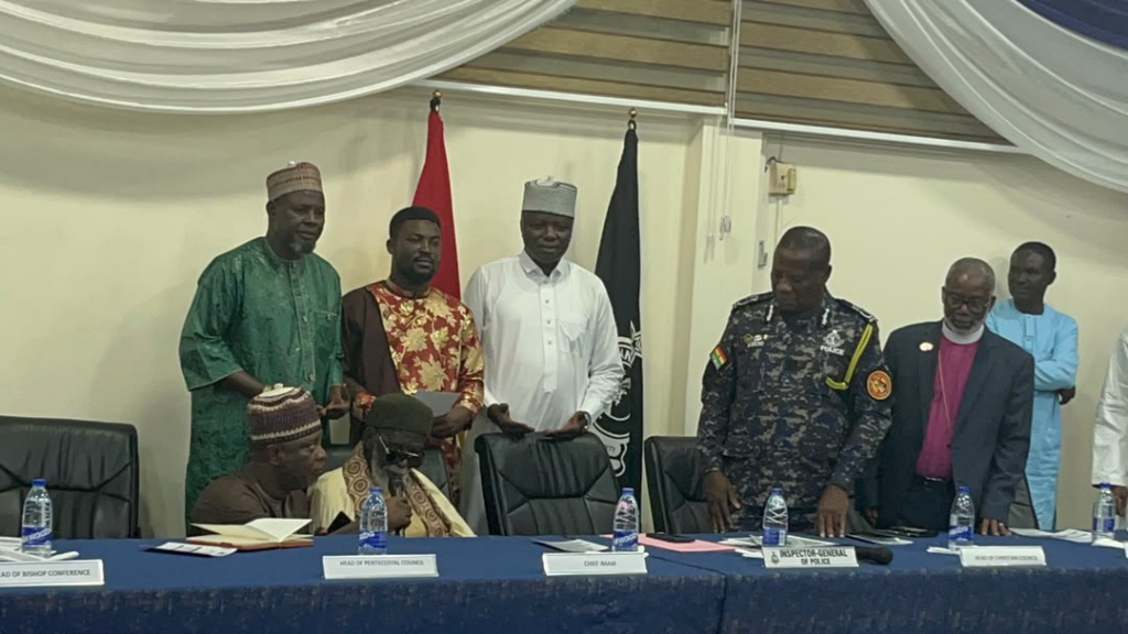 The handshake for peace: Chief Imam unites men at centre of religious controversy [Video]