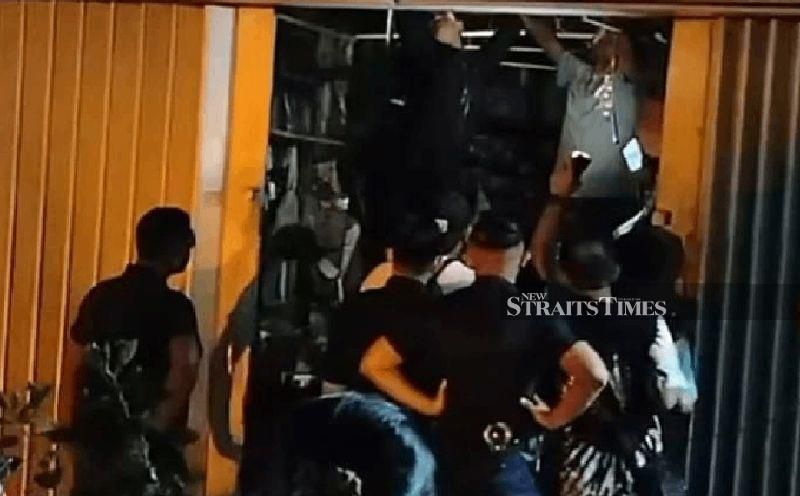 Foul smell leads elderly man to sister's body in shop