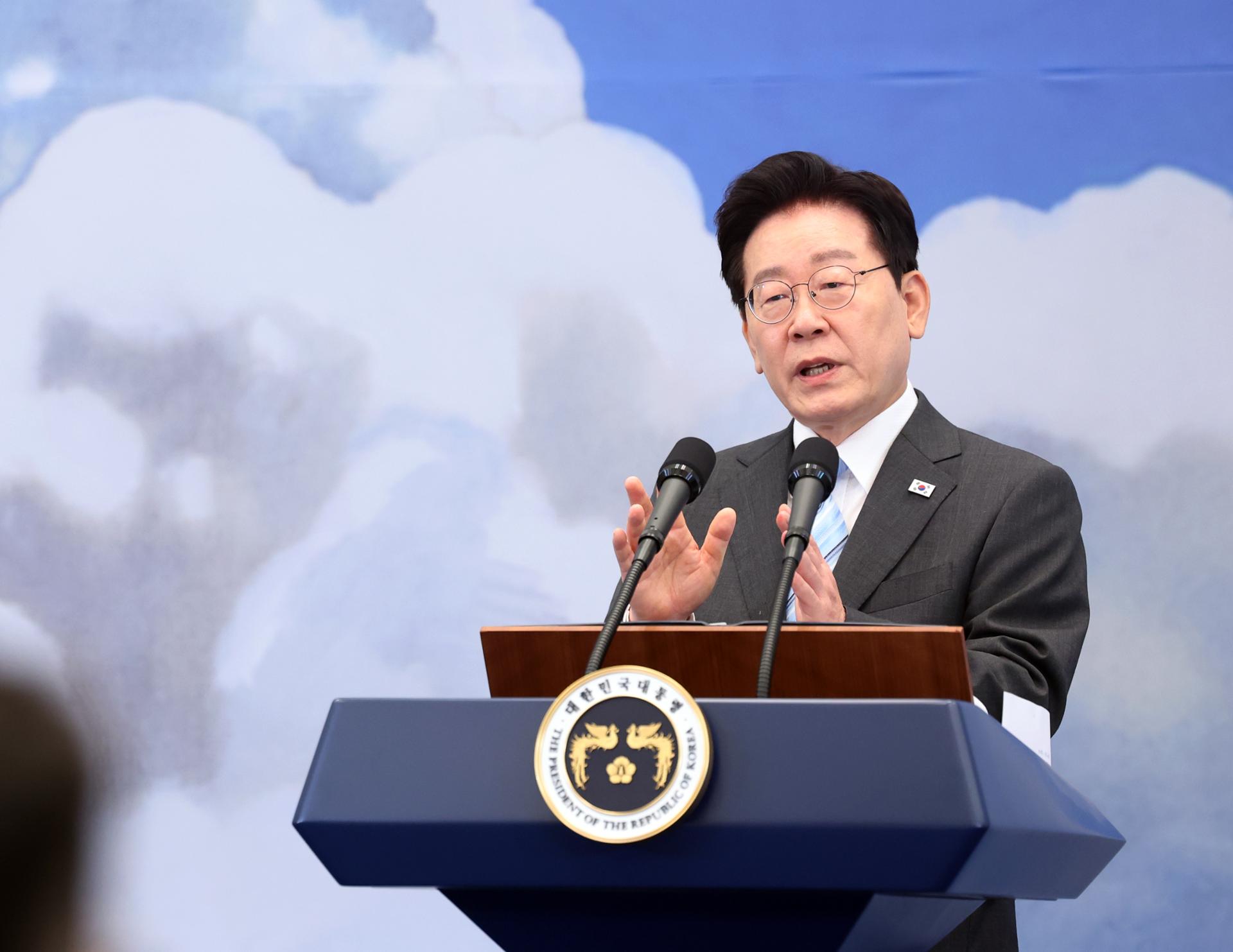 Lee's approval rating rises for 1st time in 10 weeks to 34.8%: poll