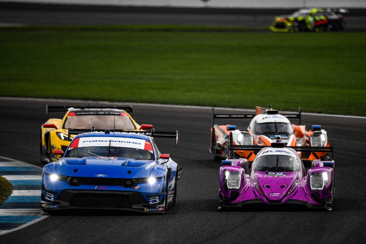 Ford beats Corvette in last-lap IMSA GTD Pro fight at Indianapolis