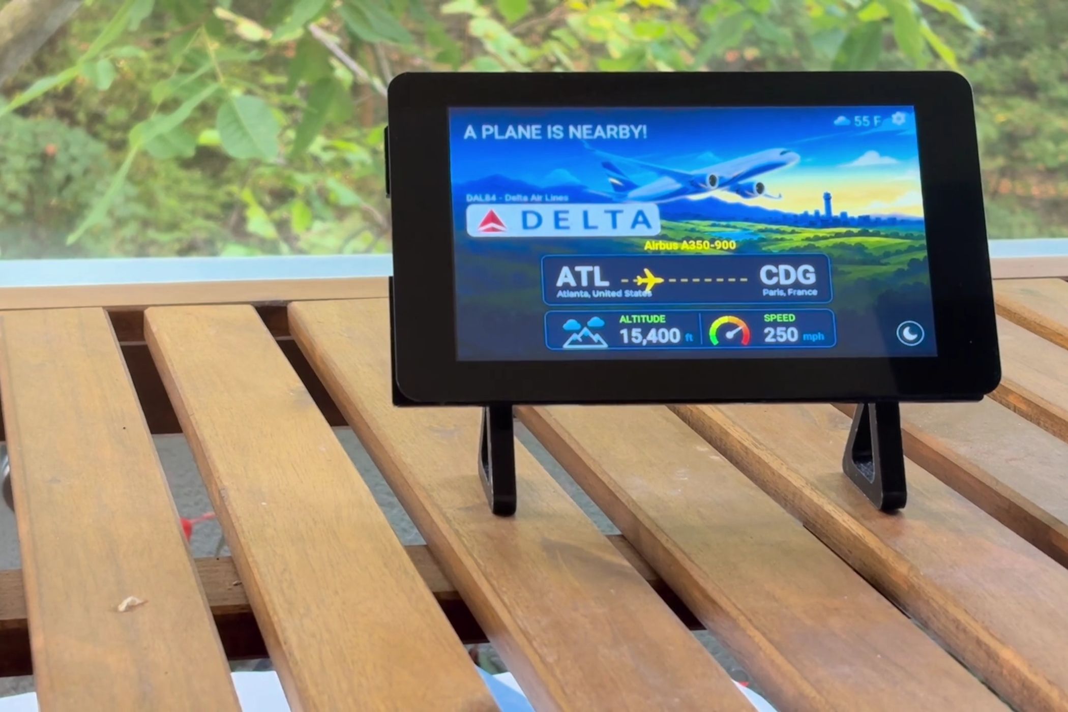 This ESP32 device automatically tells you about every plane that flies over your head
