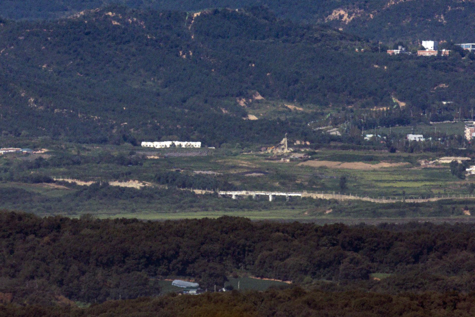3 military officers injured in unidentified explosion during operation at DMZ: JCS
