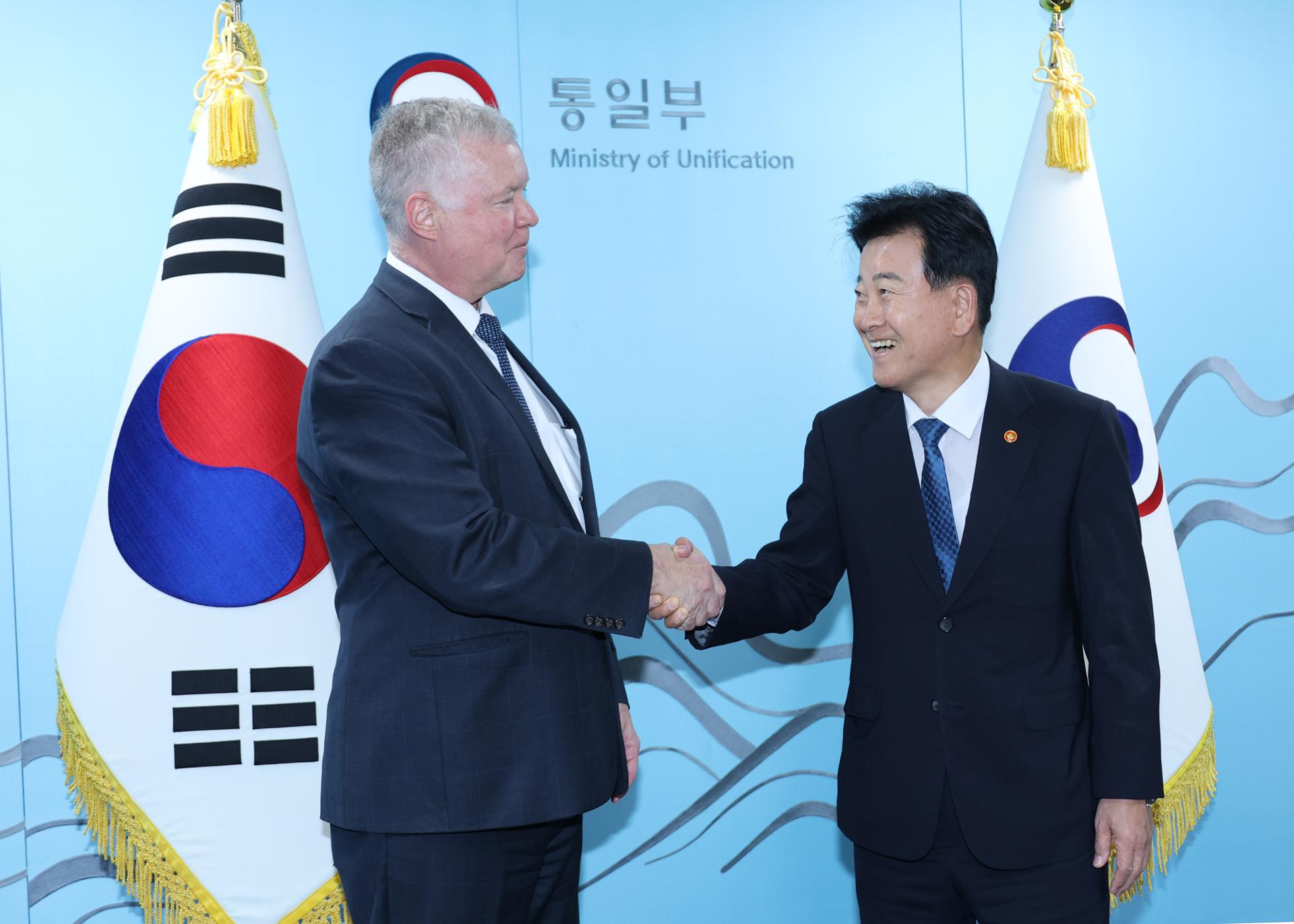 Unification minister calls for fresh start in dialogue with N. Korea during meeting with ex-US envoy