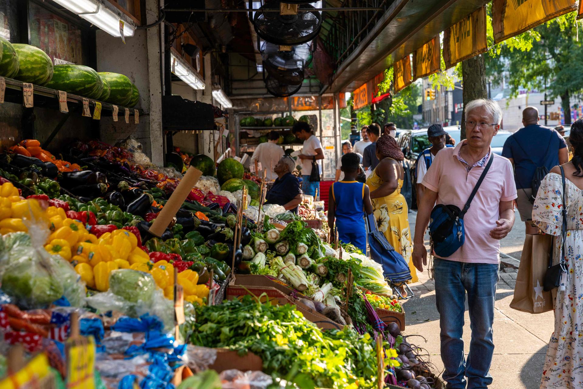 US retail sales weakest in over a year, consumer sentiment plunges