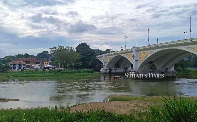 Police launch murder probe after woman found dead in bag in Sg Perak