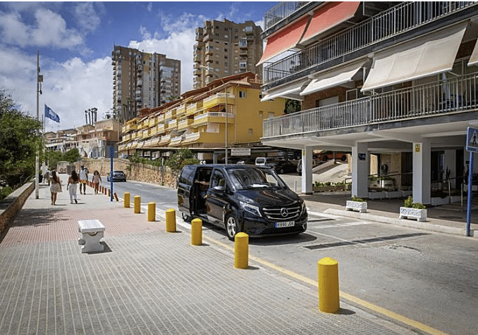 PP and Vox Accused of Replacing Campoamor’s Broken Beach Lift with €25,000 Shuttle