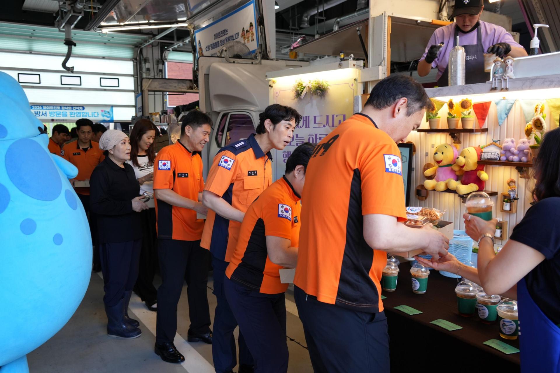 HiteJinro brings snack trucks to support firefighters