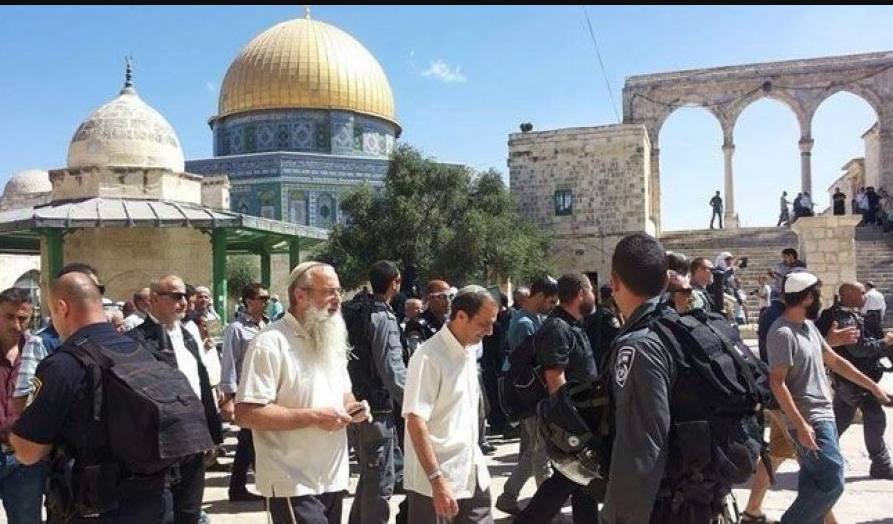 Hundreds of settlers storm Al-Aqsa Mosque under occupation forces protection