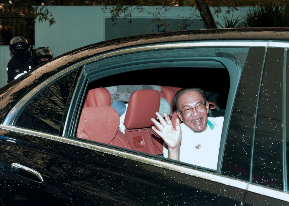 Anwar leaves Istana Negeri Sembilan after hour-long audience with Tuanku Muhriz