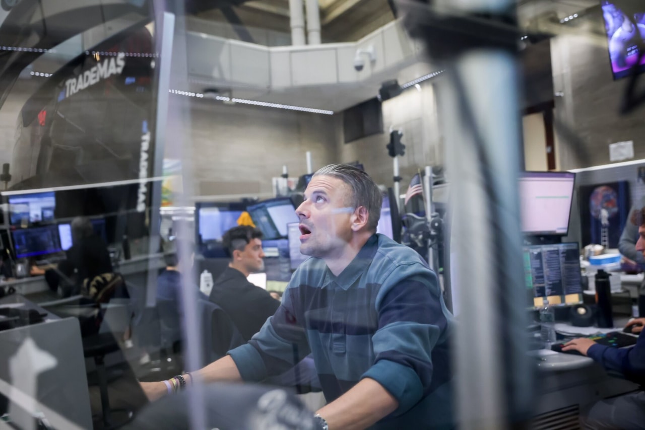 Global Stocks Rally, Yields Lower as Oil Prices Extend Falls