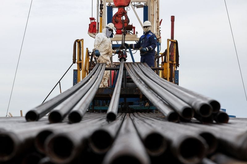 Oil climbs over $1 on tanker attacks, no progrees on peace