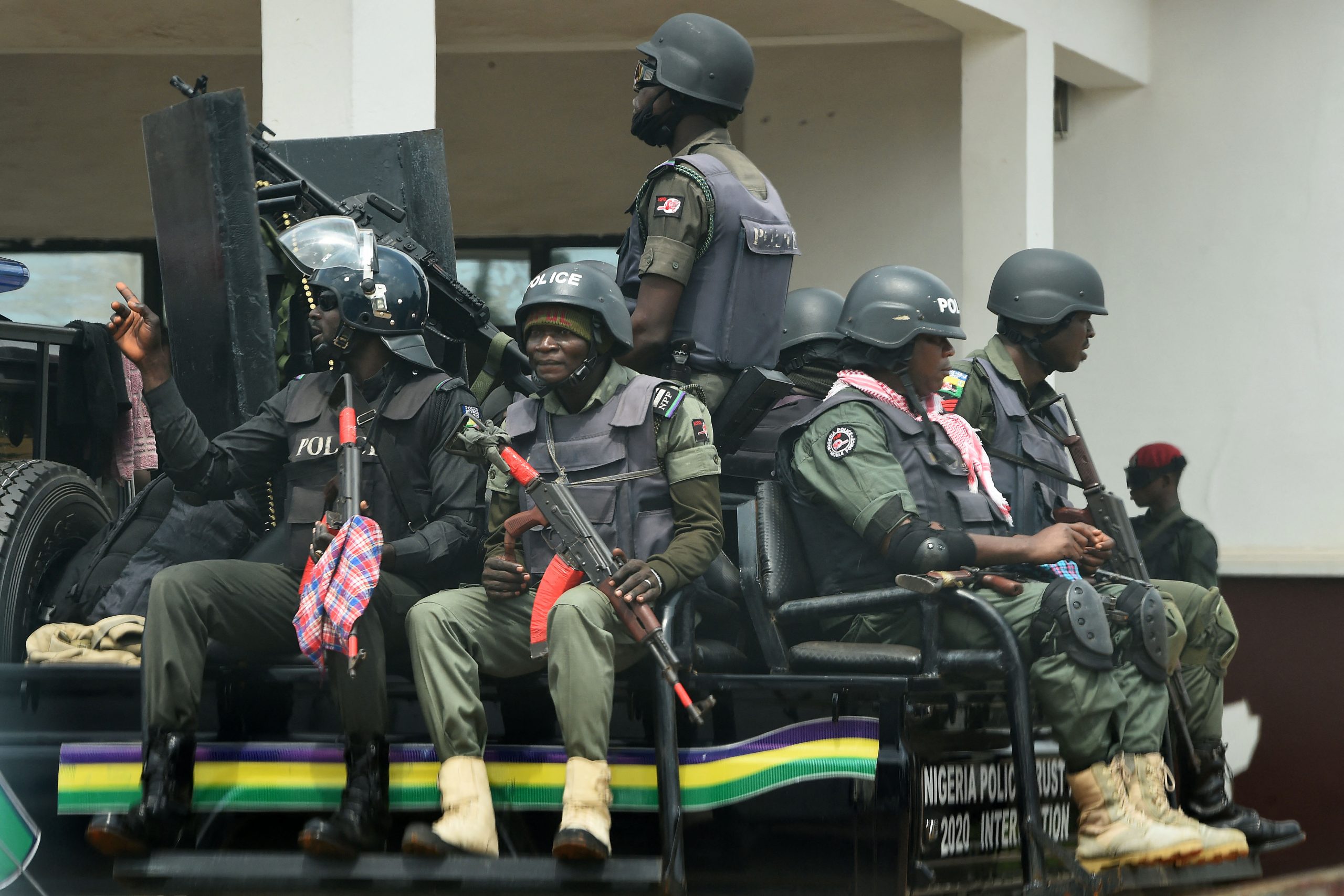 Police arrest drug dealer, six others after recovering rifles in abandoned vehicle