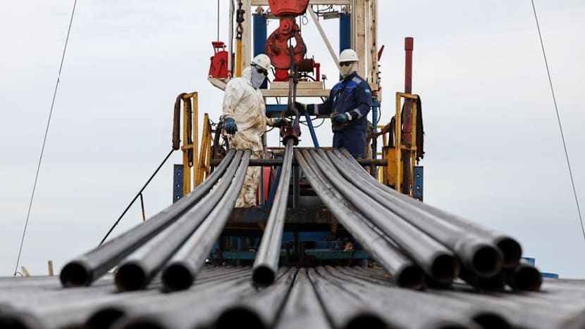 Oil climbs over $1 on tanker attacks, no progrees on peace