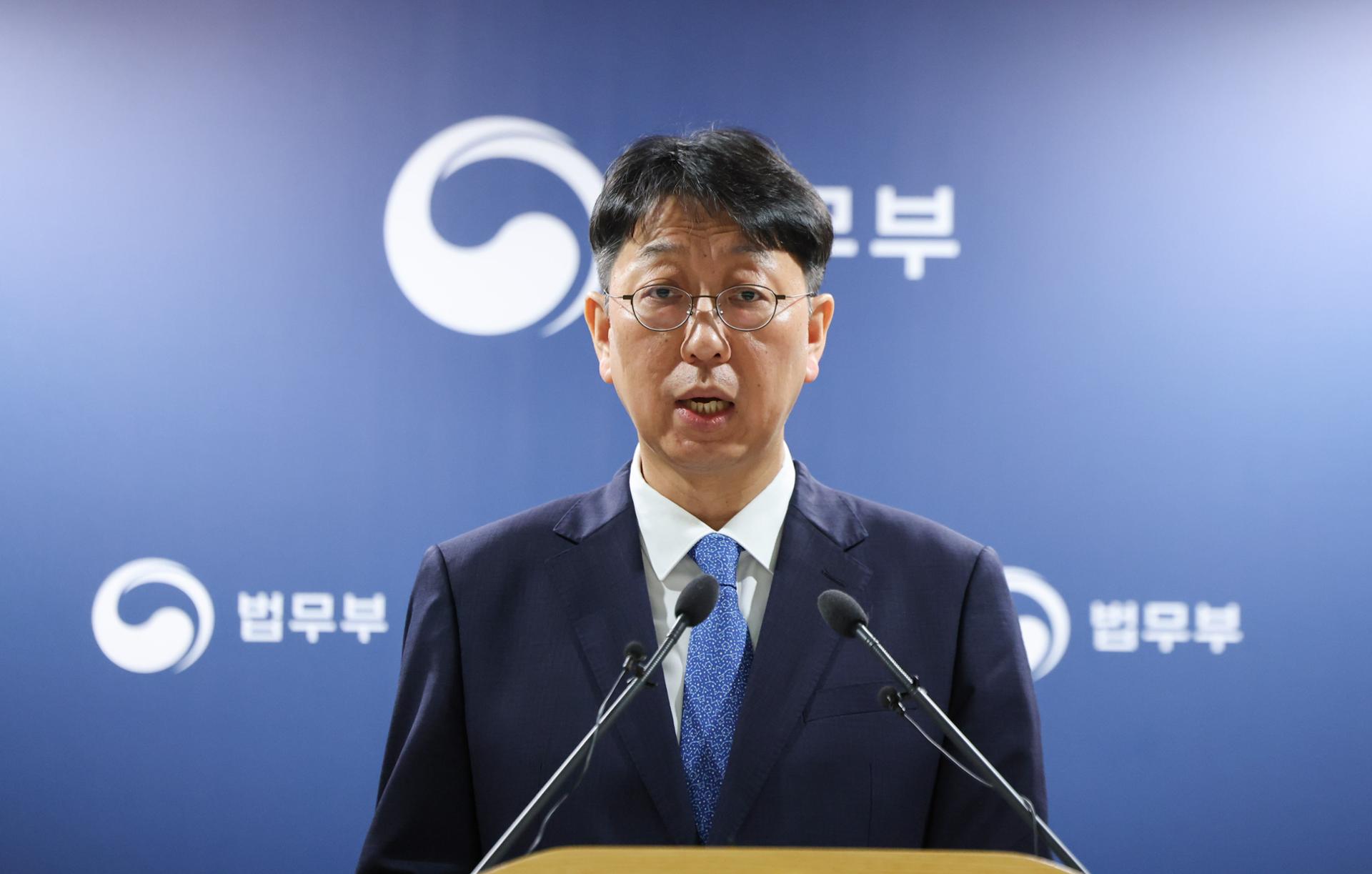 Gov't to cut prosecutor numbers under reform plan