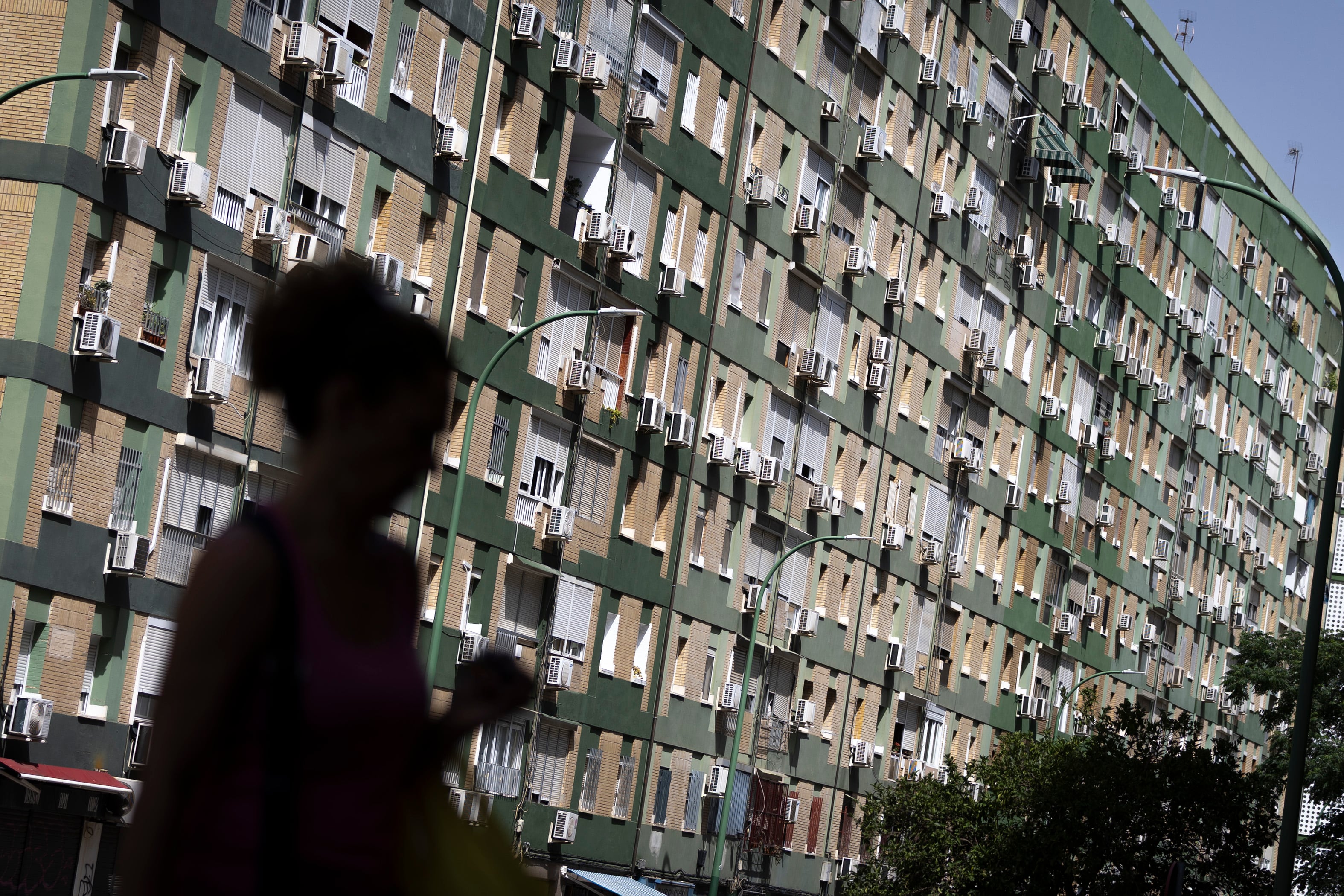 El edificio de al lado se ha llenado de ‘pingüinos’ que emiten calor y ruido. ¿Qué podemos hacer?