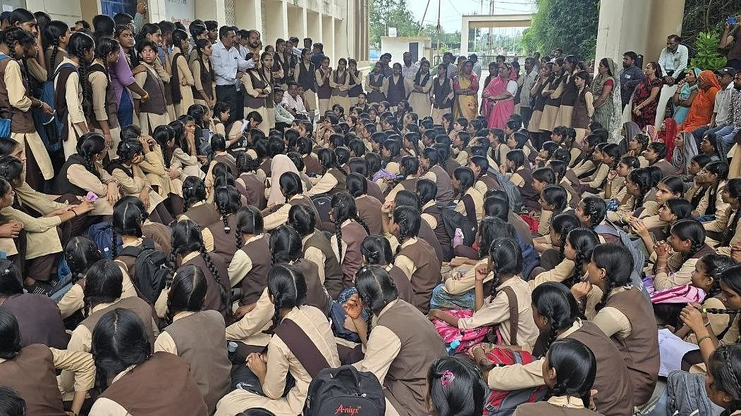 Ujjain School Relocation Row: 300-Plus Girls Stage Protest Against Shifting Sarafa School To Daudkhedi