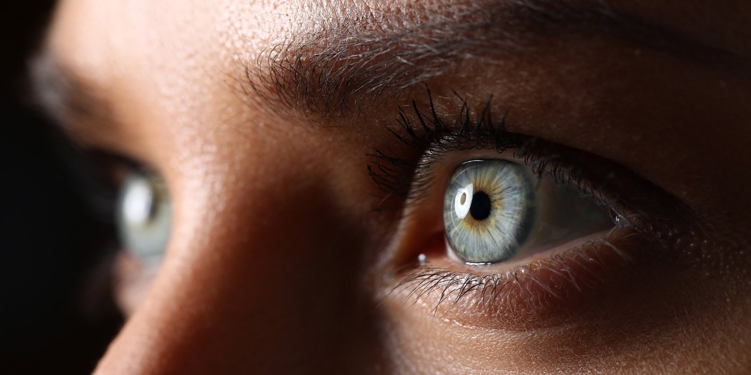 Eye tracking reveals the hidden power of painted hands
