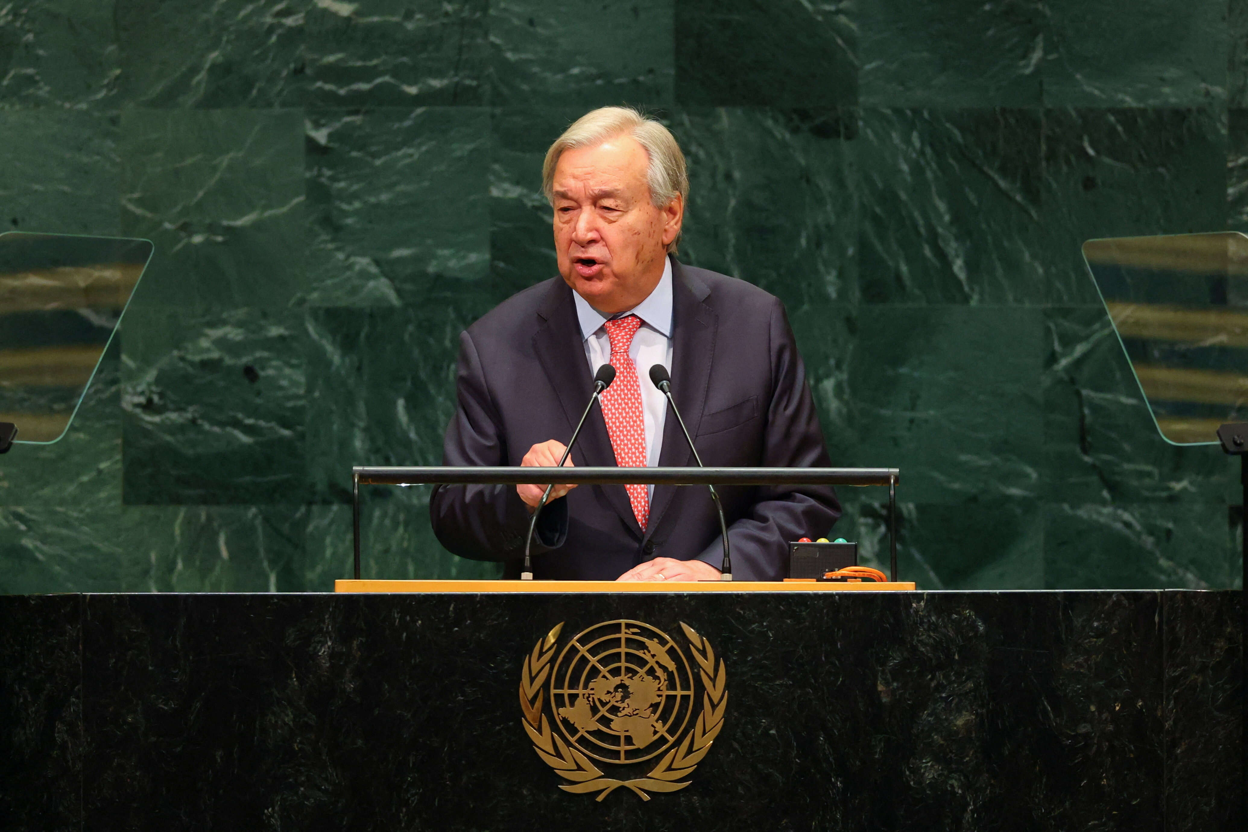 UN chief calls for AI curbs and end to wars in his last assembly address