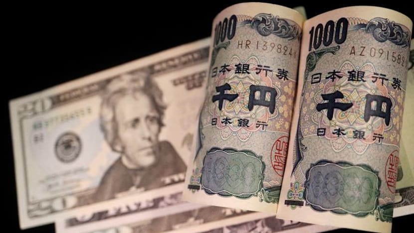 Dollar choppy as investors weigh oil drop against Fed rate path