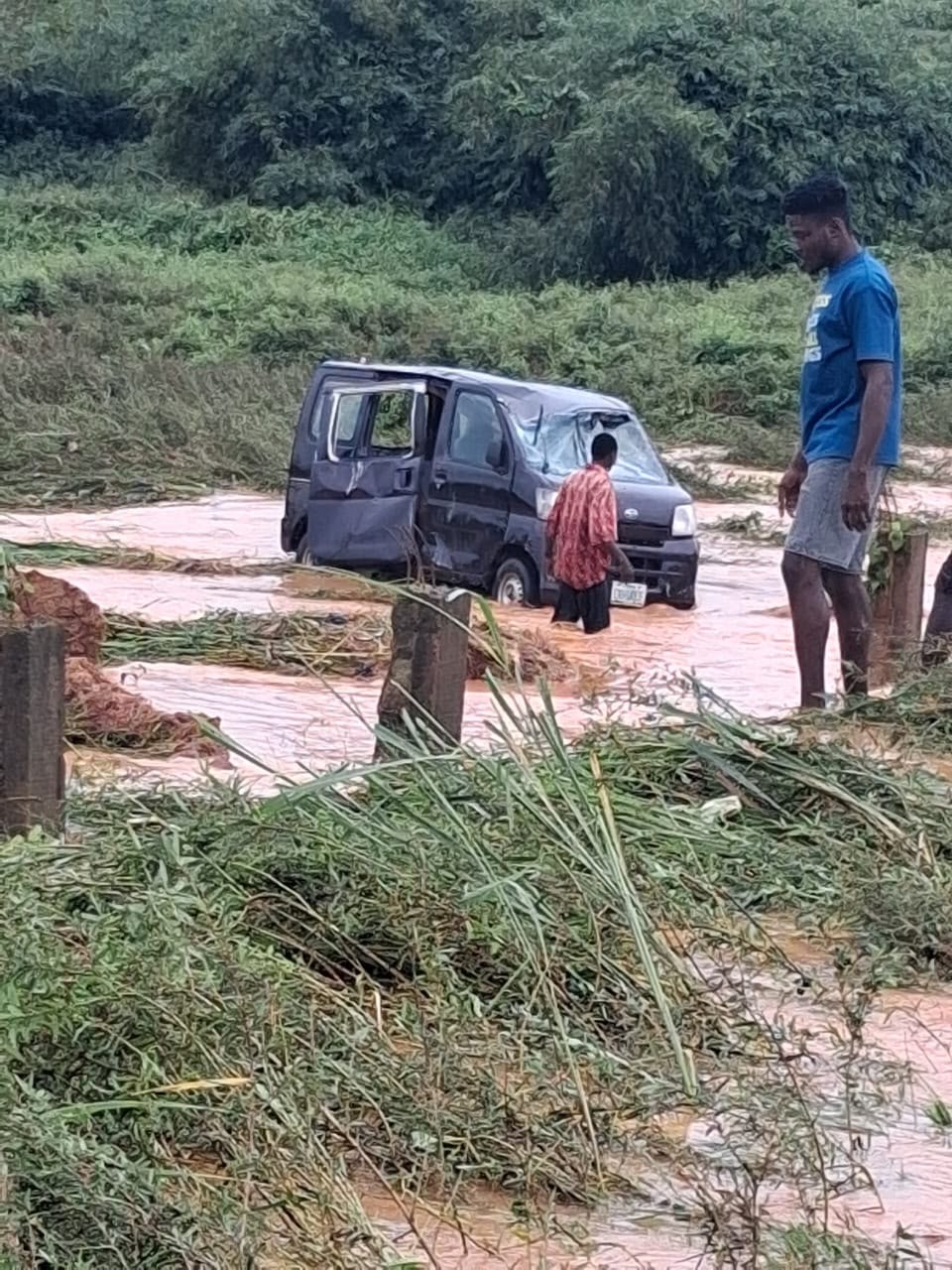 Flood: One child missing as police rescue nine others in drowning school bus