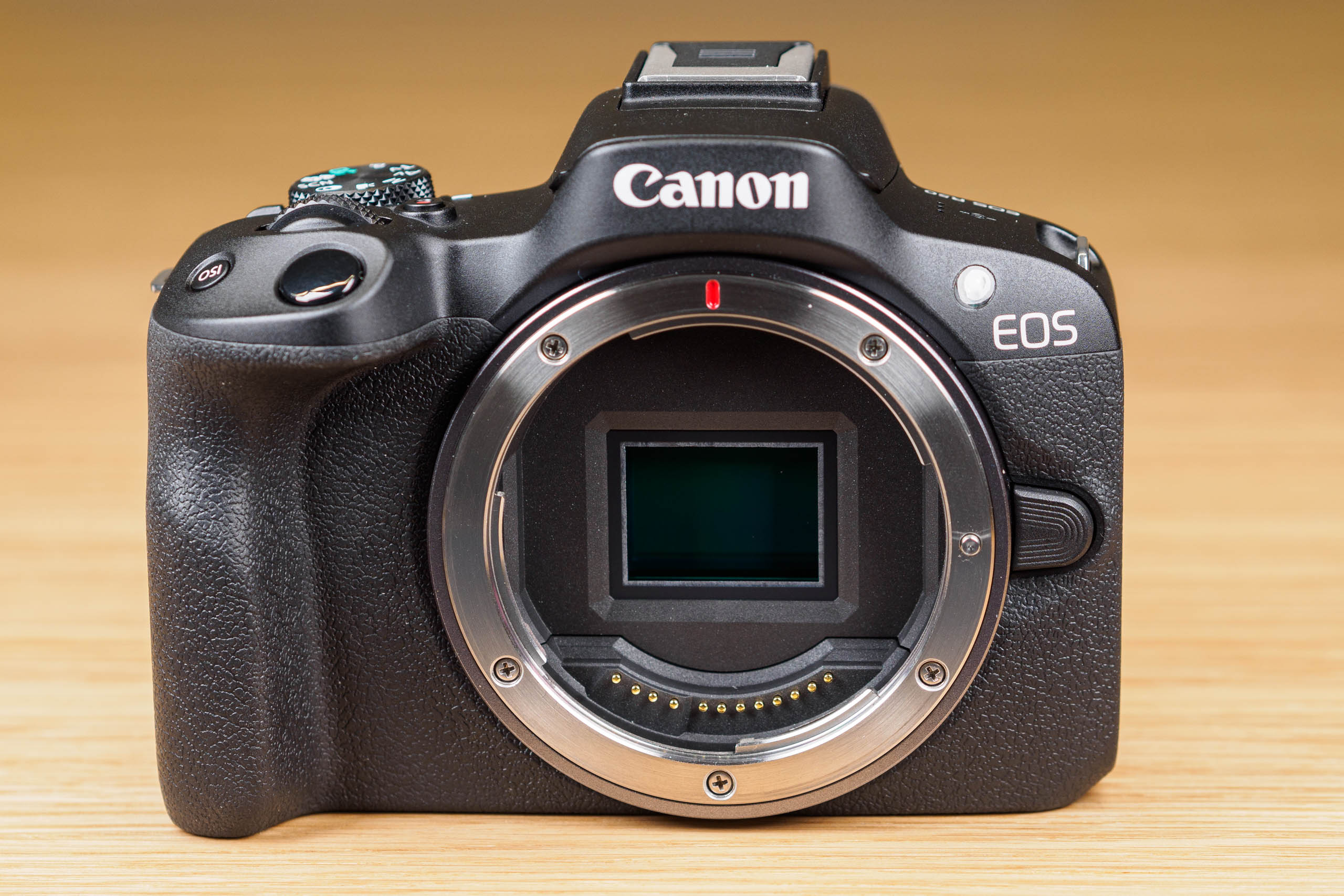 Stylish mirrorless camera is great for stills and video, with superb autofocus – save money today