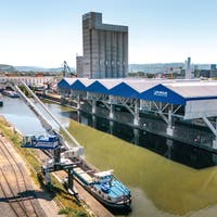 Nur wenige Schiffe schaffen es bis Basel: Das Niedrigwasser im Rhein bedroht den Importweg für die Schweiz