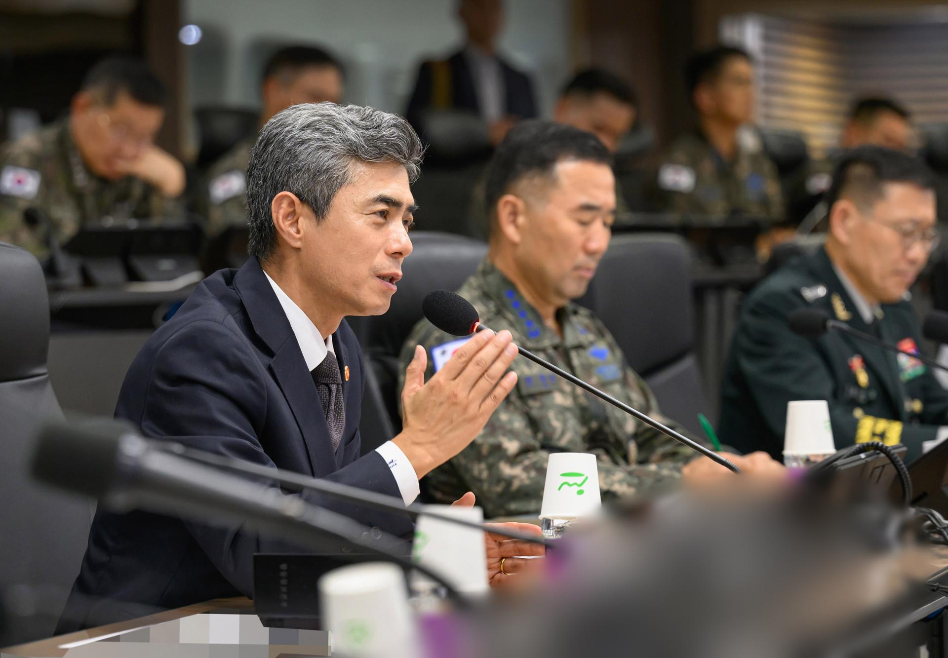 Defense minister visits soldiers injured in suspected DMZ land mine blast