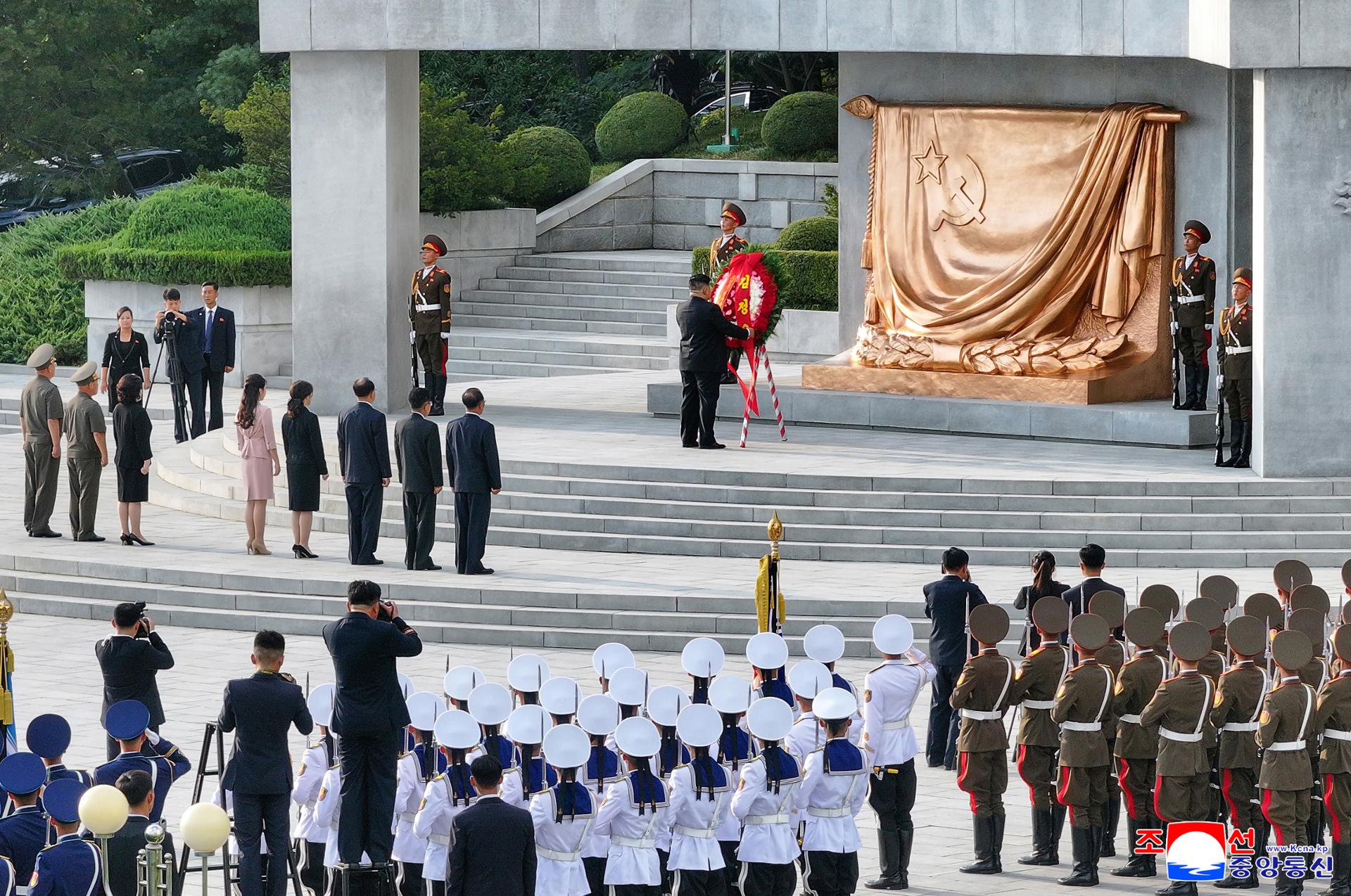N. Korean leader pays tribute to Soviet soldiers amid deepening Russia ties