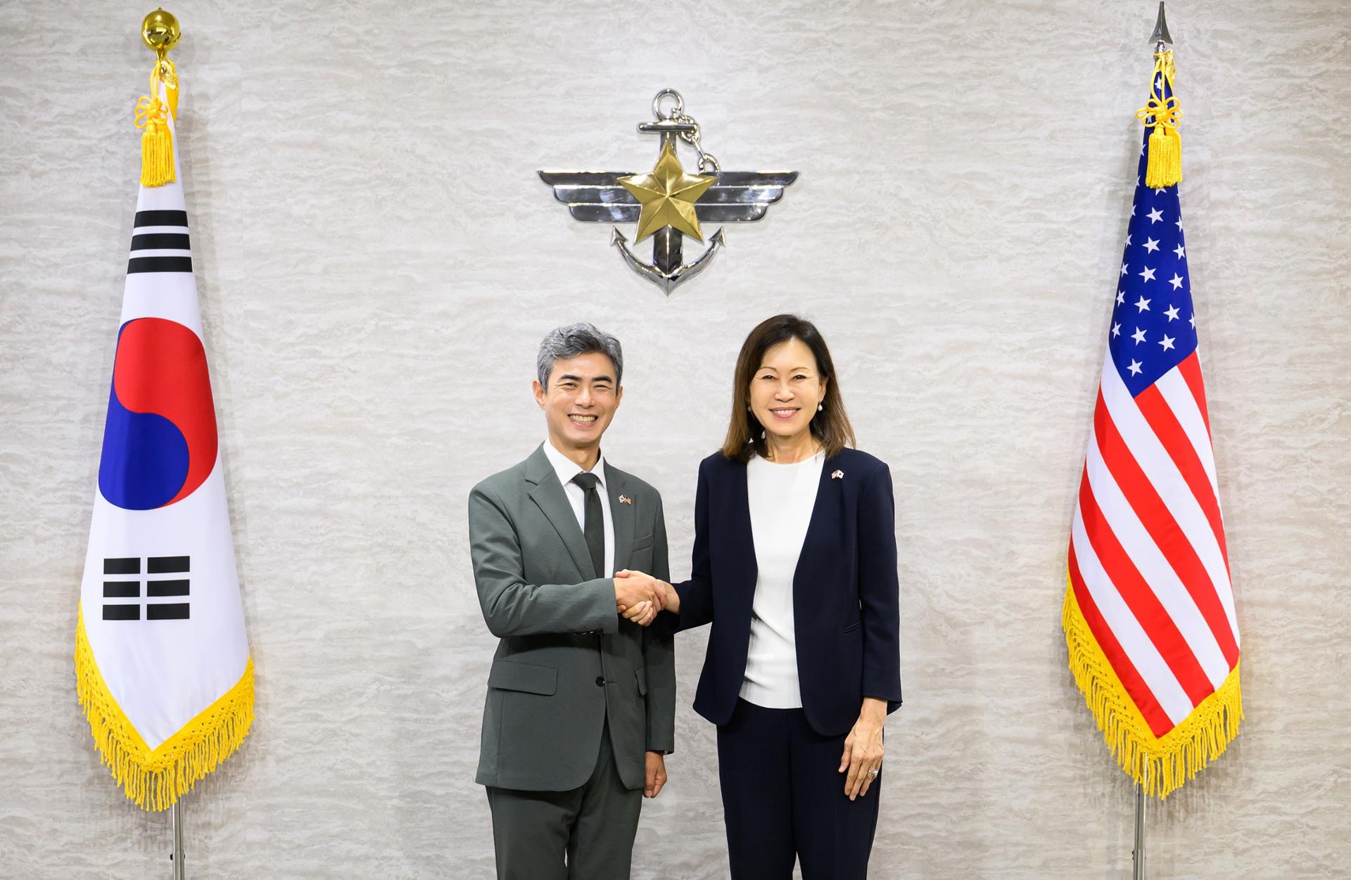 Defense minister, top US envoy discuss OPCON transfer, air base relocation
