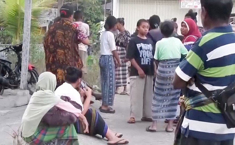 7.7-magnitude quake sparks mass evacuation in Indonesia, tsunami warning lifted