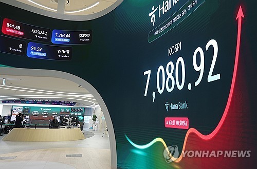 (2nd LD) Seoul stocks rise for 4th session on chip gains