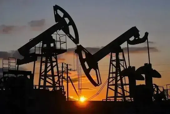 Oil climbs over USD1