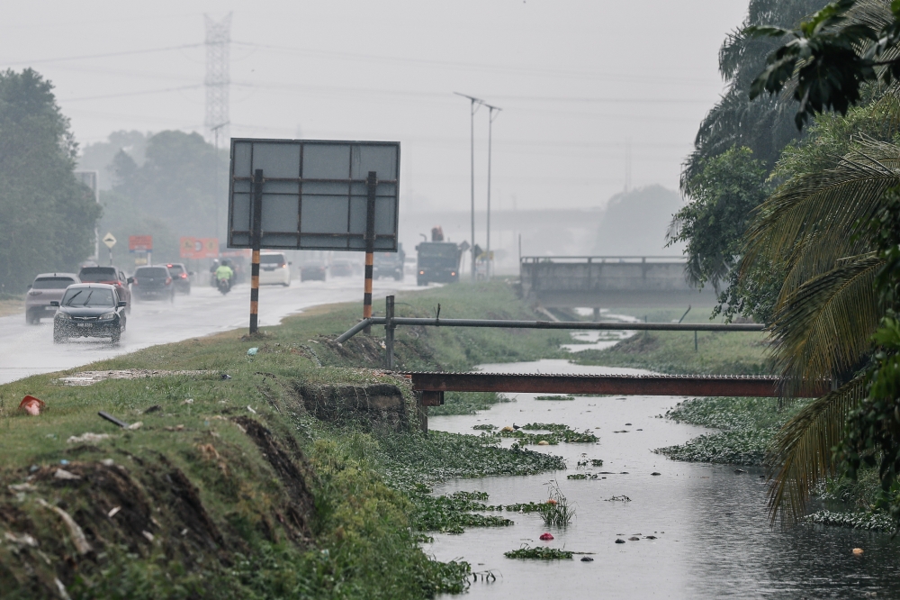 Bring umbrellas: Thunderstorms, heavy rain expected in KL and 10 states until 6pm