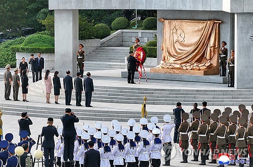 N. Korean leader pays tribute to Soviet soldiers amid deepening Russia ties