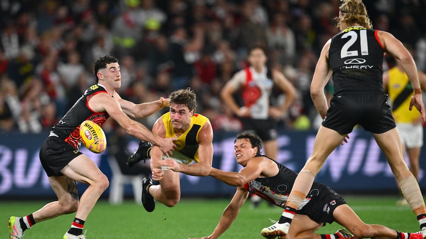 Live: Tigers–Saints starts big day of footy, ahead of Q-Clash, Hawks–Pies