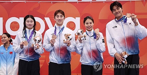 (LEAD) (Asiad) S. Korea wins bronze in mixed medley relay with new nat'l record