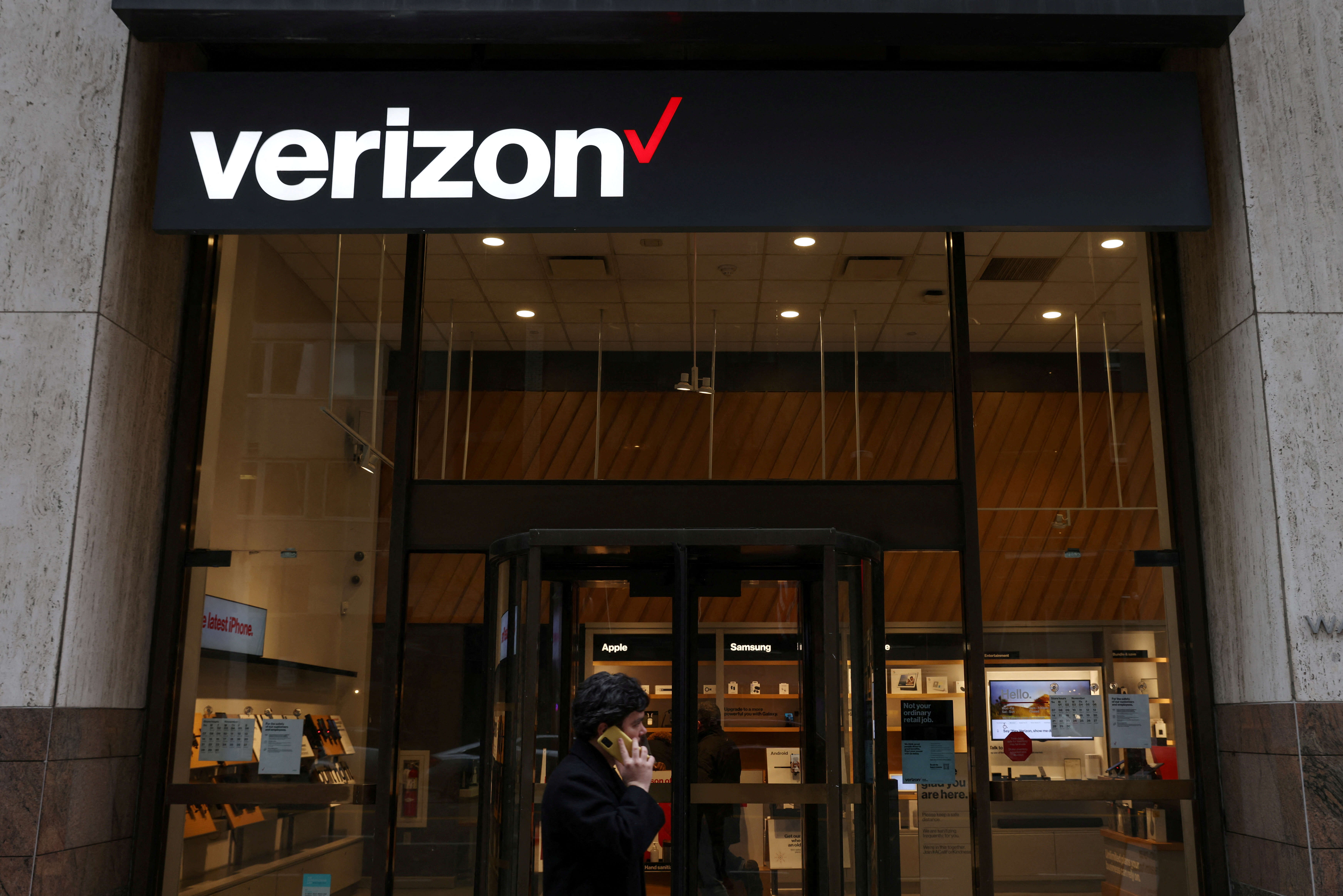 Verizon to invest $70 million in AI training effort