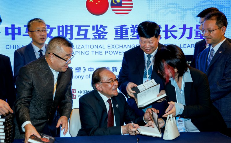 Anwar: Li Qiang backs Mandarin translation of my book