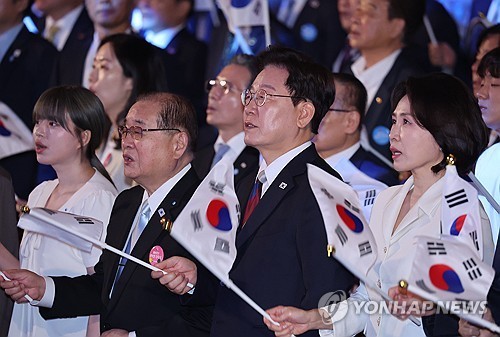 (2nd LD) Lee proposes dialogue with N. Korea to officially end Korean War, halt Pyongyang's nuclear program
