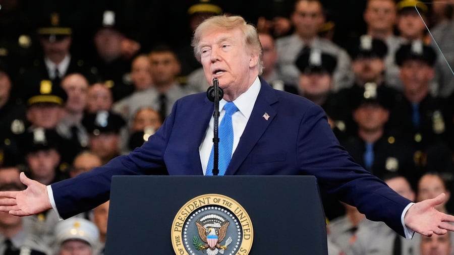 US Navy in the Middle East: Trump downplays problems on aircraft carrier
