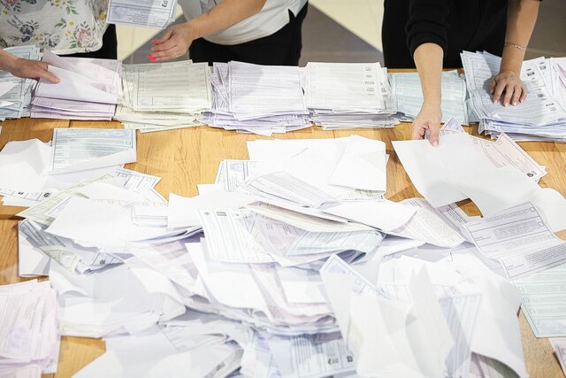Russian state officials say ruling party United Russia won 58% in last weekend’s parliamentary election. Independent analysts estimate it was really 34–35% without manipulation.