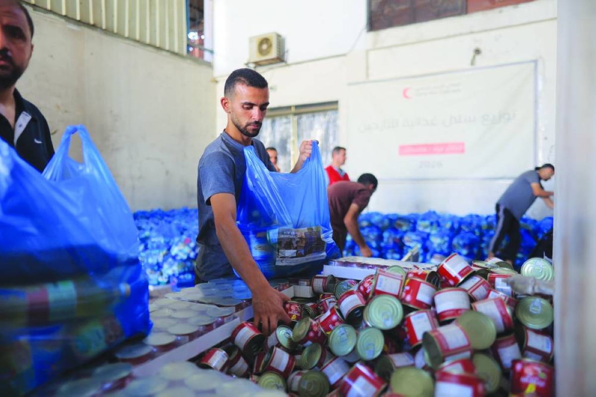 QRCS distributes food parcels to displaced families in Gaza