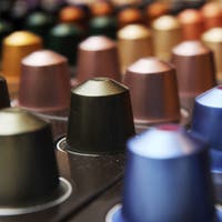 Nespresso war ein Flop, dann wurde es zur Milliardenmarke – doch wem ist der Erfolg zu verdanken? Darüber wird bis heute gestritten