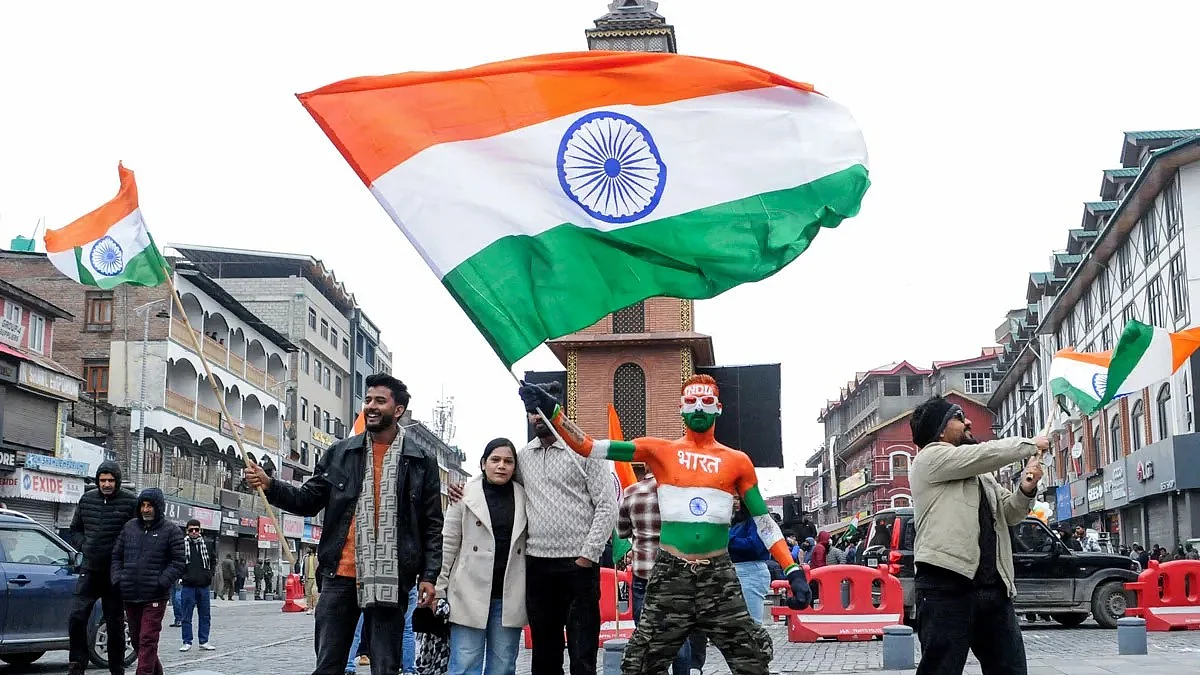 Independence Day 2026: Ahmedabad Tourist Paints Body In Tricolour At Srinagar’s Lal Chowk