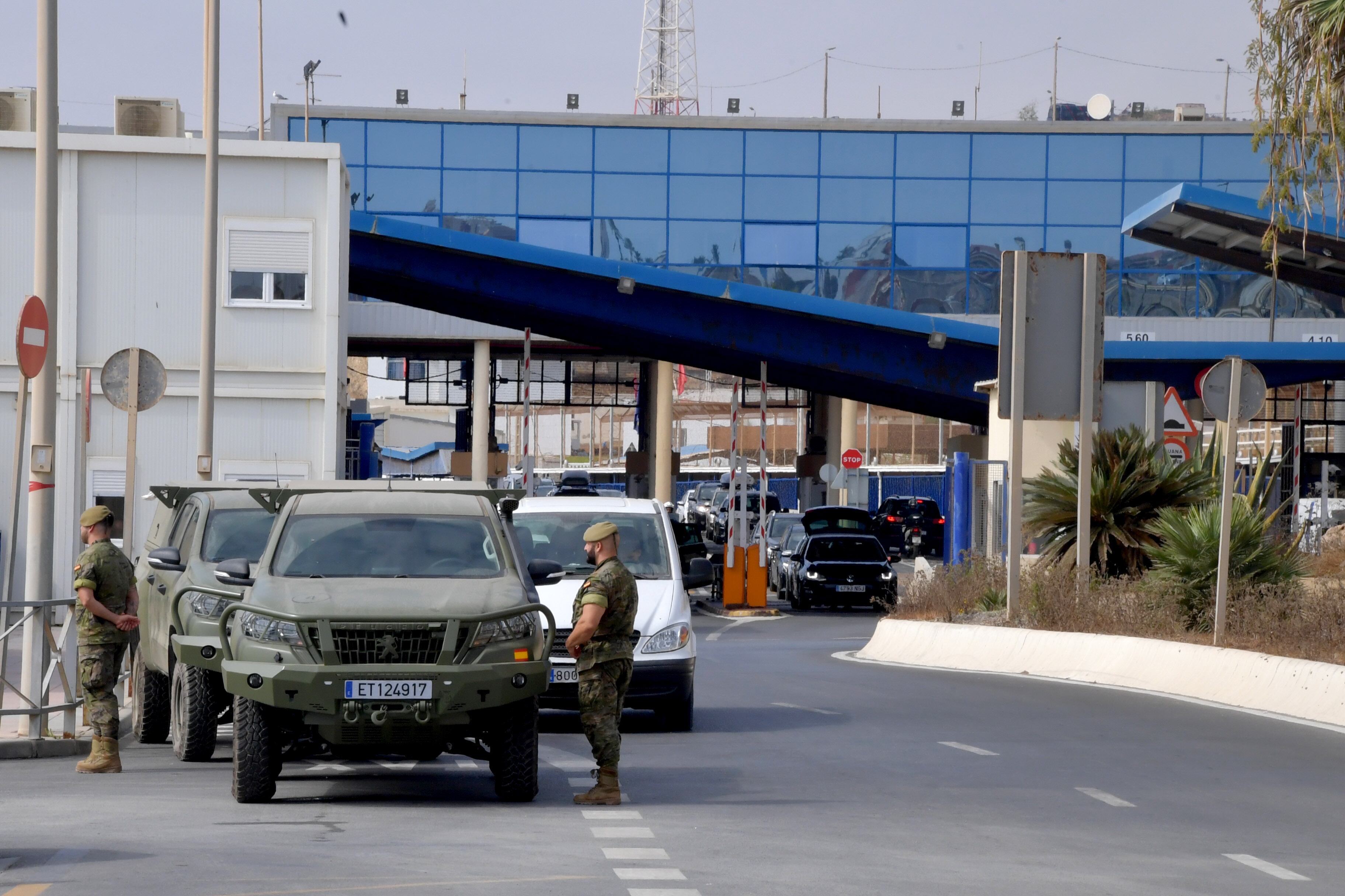 Decenas de guardias civiles y militares desembarcan en Ceuta ante el 15-A: “La alerta está, pero no es una amenaza real”