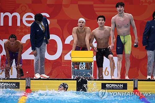 (Asiad) S. Korea takes silver in men's relay swimming