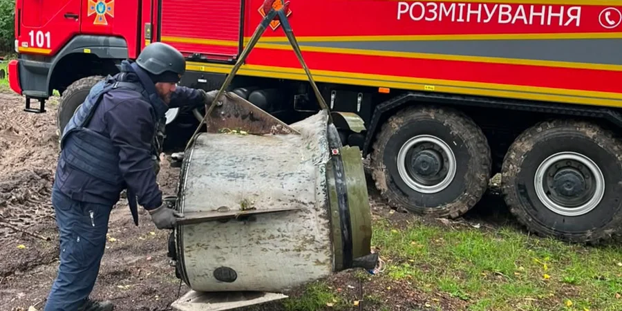 Kyiv bomb disposal experts remove unexploded Russian Iskander-M missile fragments