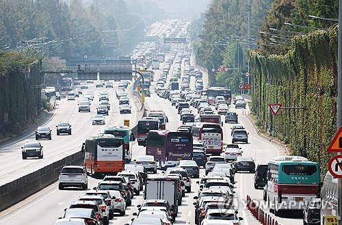 (LEAD) Traffic eases on 1st night of Chuseok as people head home