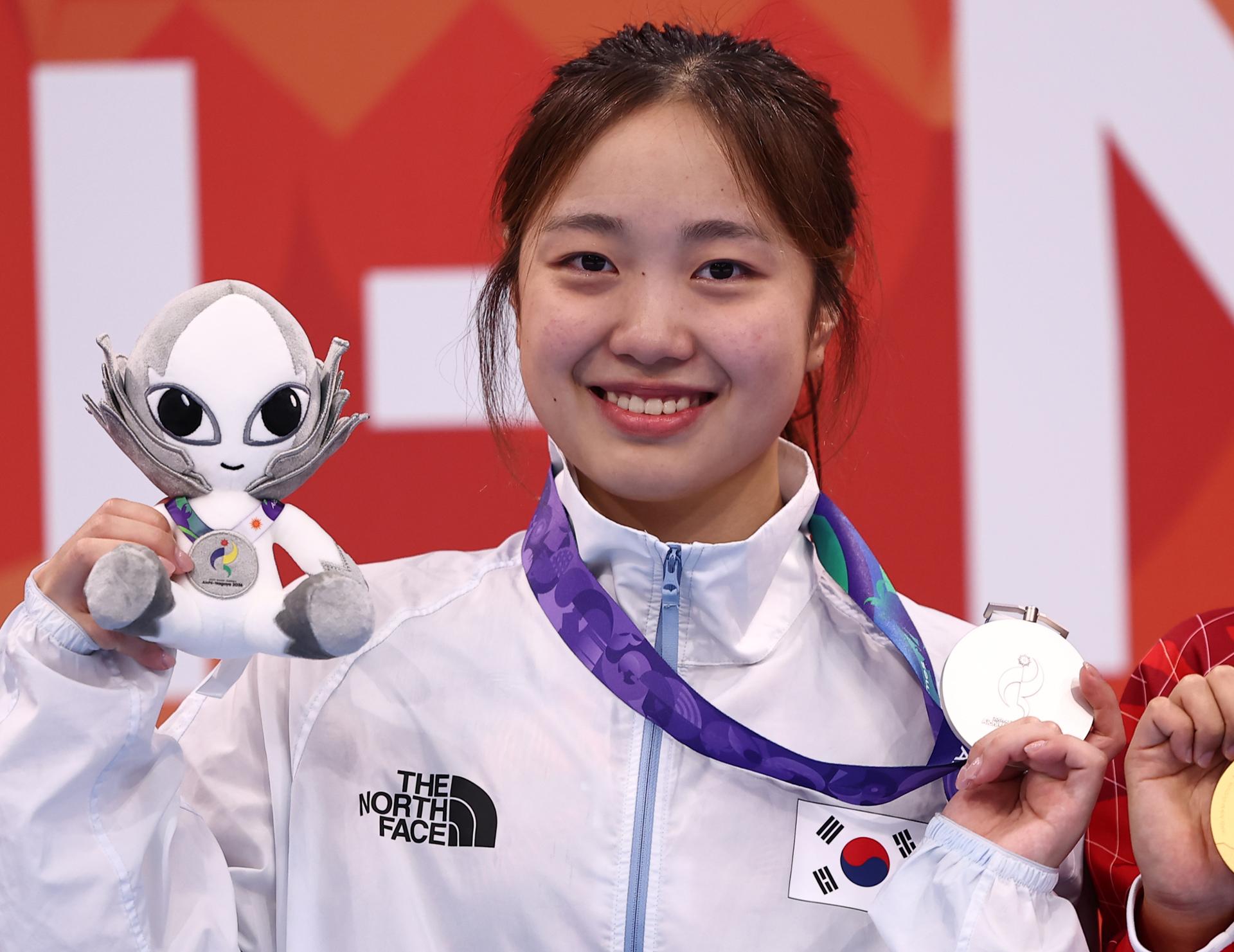 Park Si-eun claims silver in women's breaststroke swimming