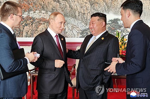 (LEAD) Russia invites N. Korean leader to visit: TASS